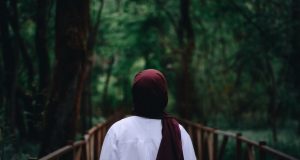 Şıklığın ve Rahatlığın Buluştuğu Nokta: Tesettürlü Elbiseler ve Spor Tesettür Elbiseleri al tatari2